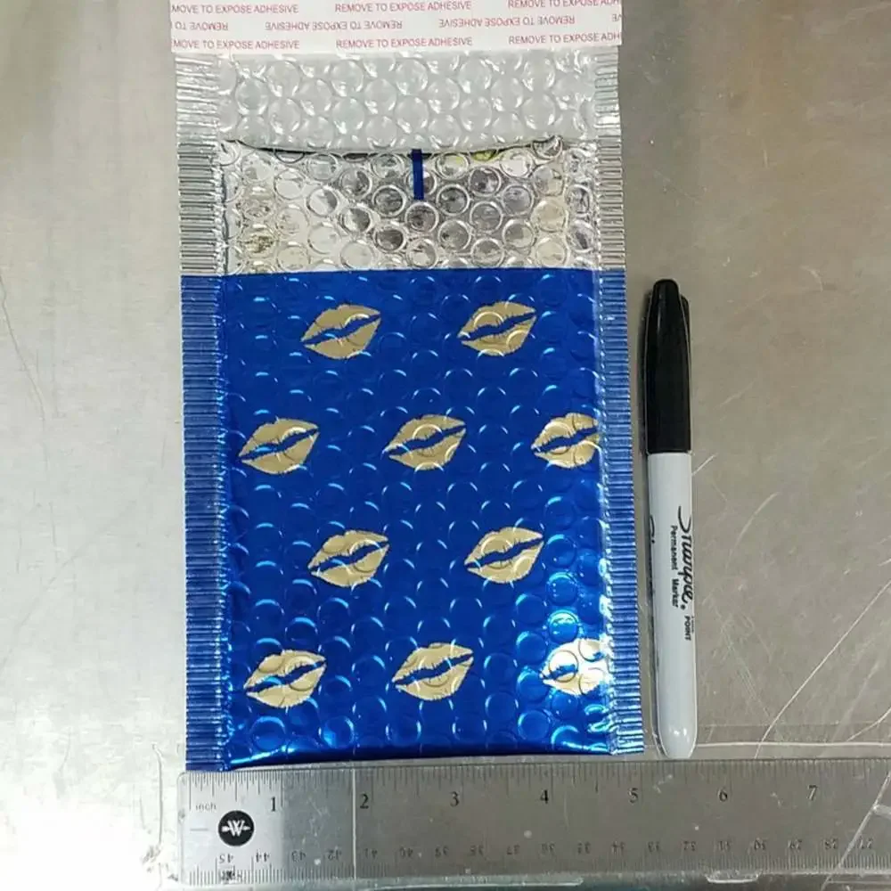 Metallic Bubble Mailer, Gold Lips - Picture 2 of 7